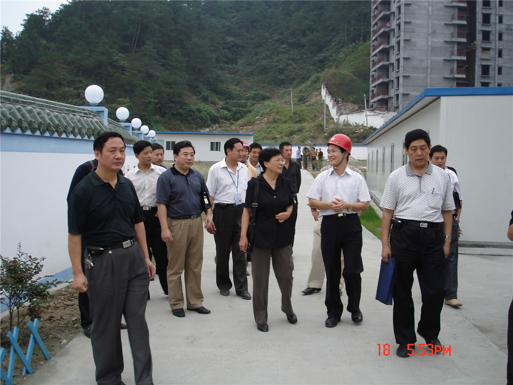 16湖北省建设厅副厅长武孟灵视察视察万赢娱乐集团十堰市游泳馆项目部